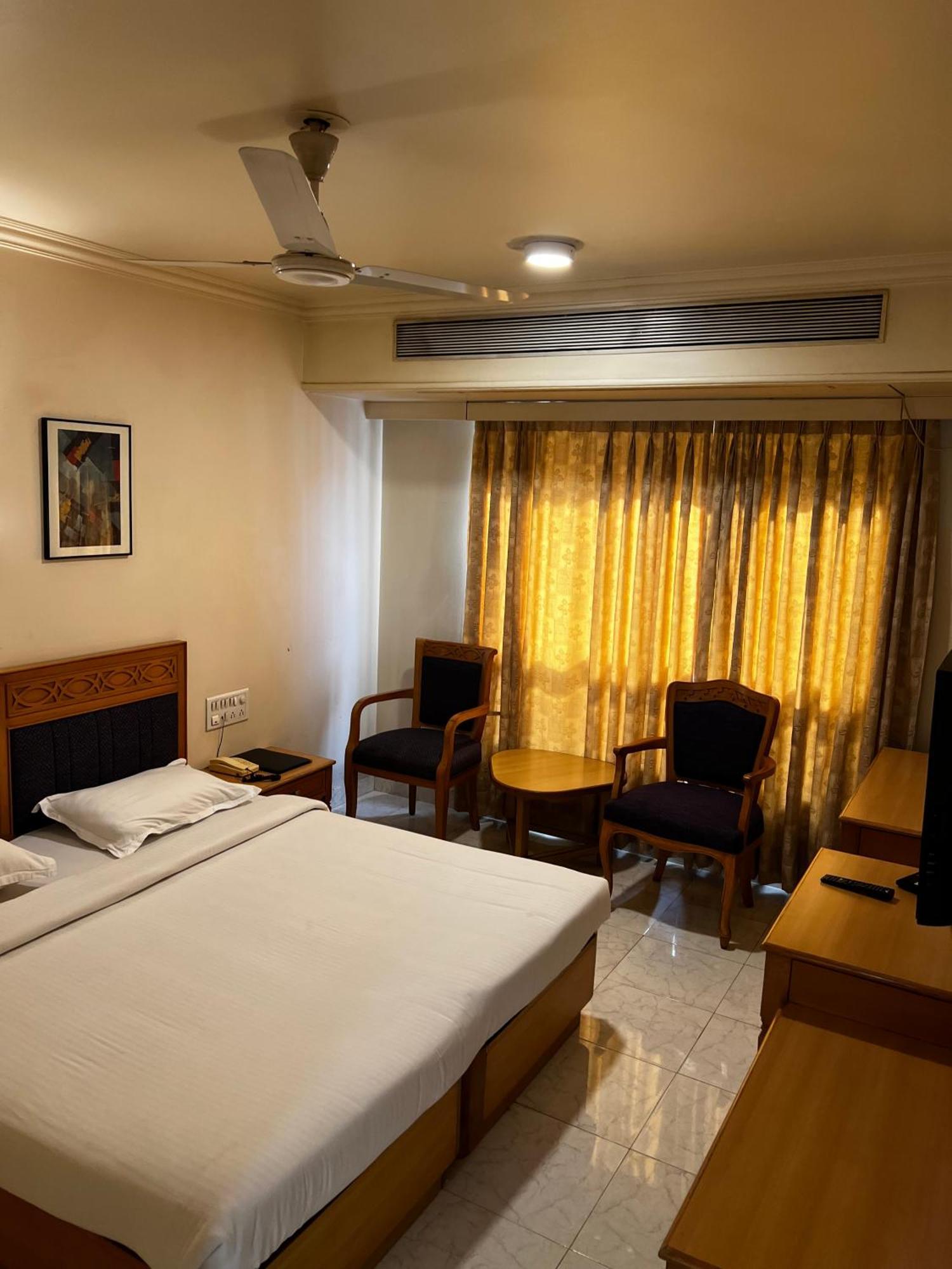 The Ambassador Hotel Pune Exterior foto